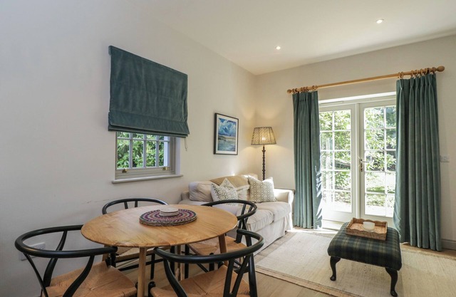 ROWAN, pet friendly, with pool in Kintbury