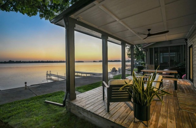 Roxie's Modern Lake Front House on the water!