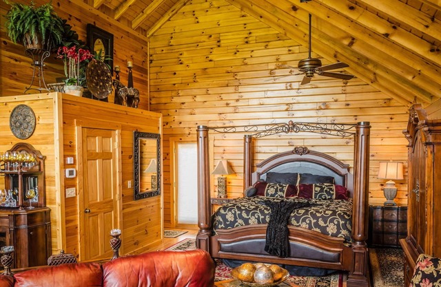 ✧Royale Cabin- KING bed, hot tub, NO CLEANING FEE