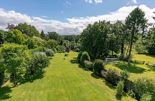 Rozel - Ashdown Forest views, huge garden, sleeps 14 in East Grinstead