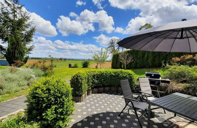 Ruhige und Sonnige Ferienwohnung mit Eigener Terrasse und Aussicht in die Natur