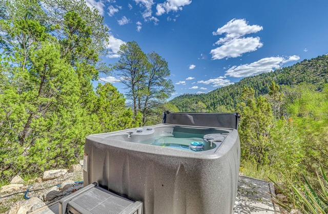 Ruidoso Home w/Loft & Private Hot Tub