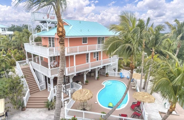 Rum Cove: Private Heated Pool, Golf Cart, Docks, Airstrip & Sleeps 10