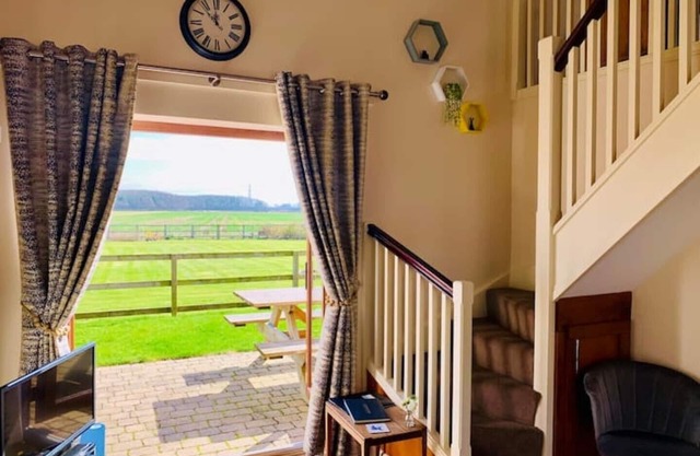 Rural, 2 bedroom, cosy cottage close to Howden