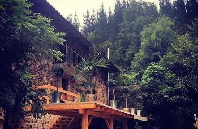 Rural apartment, special for families and pets, river and mountain views.