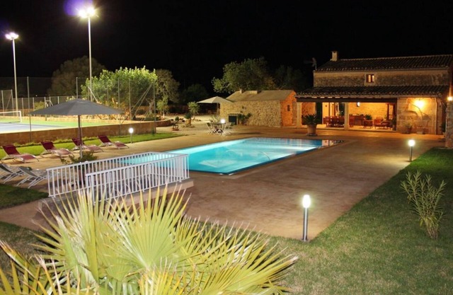 Rural estate with pool and professional tennis court
