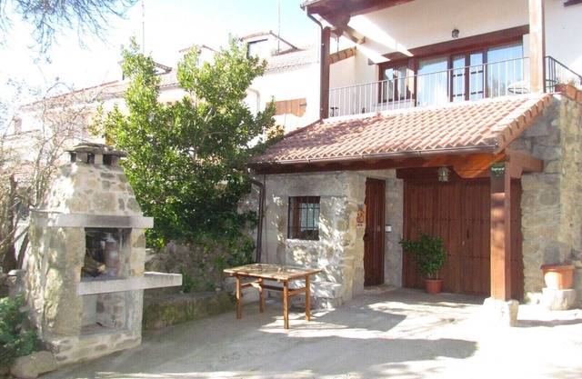Rural house Gredos allows animals, terrace overlooking the Gredos