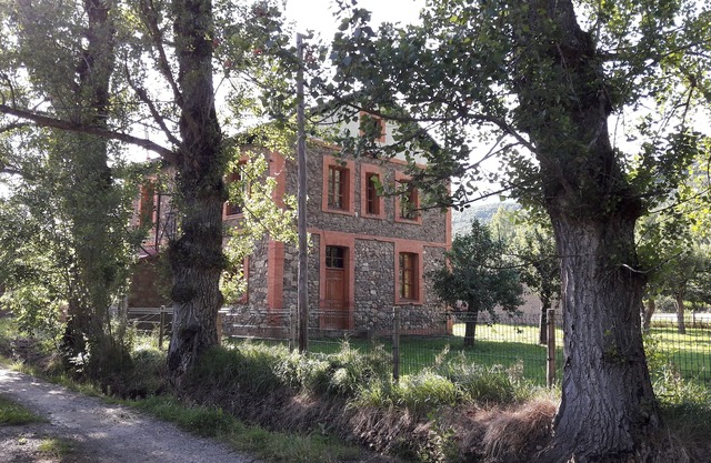 Rural house El Refugio de Valporquero. Isolated mansion in the middle of a nature reserve