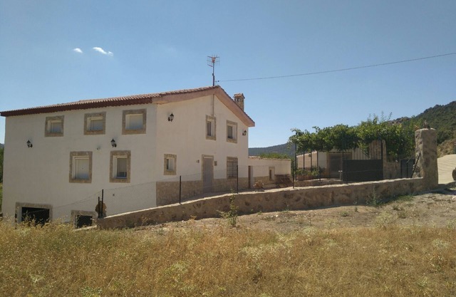 RURAL HOUSE IDEAL FOR CELEBRATIONS, LARGE LIVING ROOM, BARBECUE, 18 PEOPLE