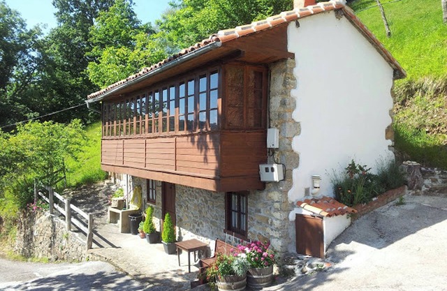 RURAL HOUSE IN THE MOUNTAINS