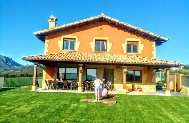 Rural house near Estella accessible for groups of 14-16 people.