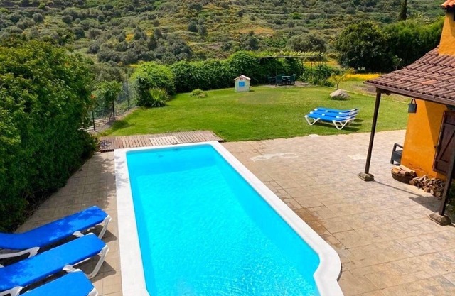 Rural house with heated pool and large garden. Relax and nature.