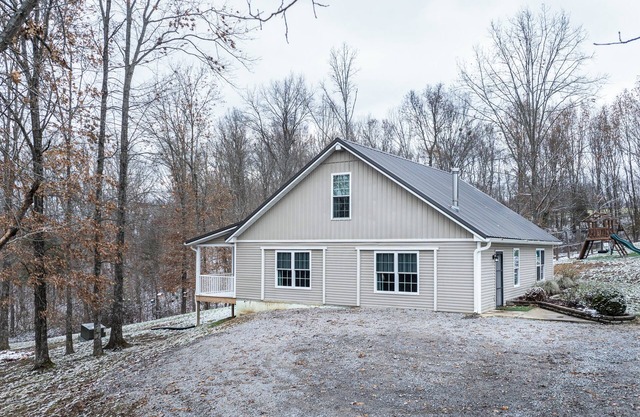 Rural, peaceful, sleeps 10