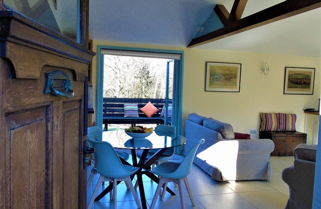 Rural Retreat with glorious views, I hour from London. 4* Gold Visit England