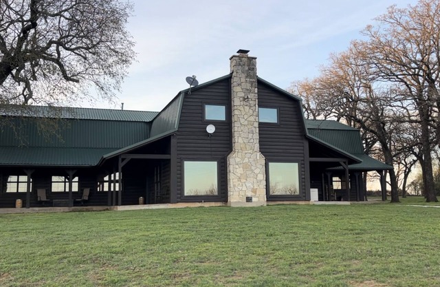 Rural western cabin- just 5 mins from exciting Stephenville!