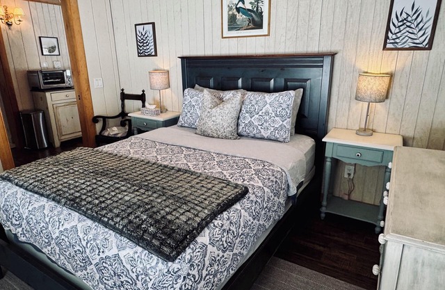 Rustic 1 Bedroom Cottage 5 mins from downtown Huntsville- Fire Pit, WiFi!