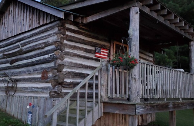 Rustic cabin in peaceful Galax with WiFi, AC