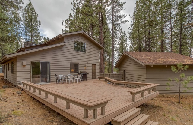 Rustic Cabin in Sunriver with Modern Amenities and SHARC Passes!