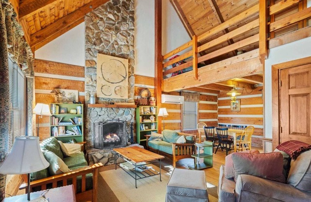 Rustic Cabin near Hiking and Waterfalls