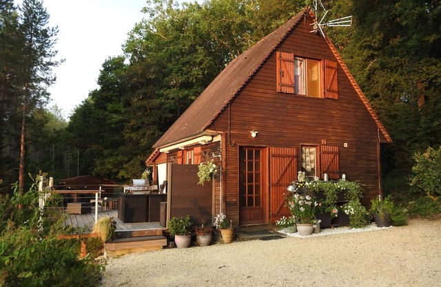 Rustic chalet in Perigord Noir with terrace and included amenities