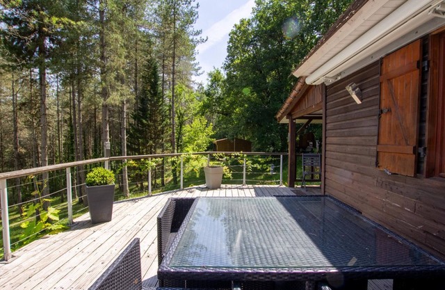 Rustic chalet in the heart of Black Périgord with terrace & all comforts included