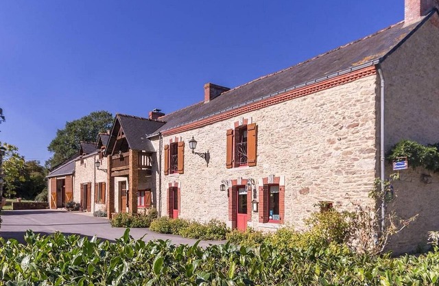 Rustic Charm in Bouvron: Cozy Room, Private Ensuite, Child-Friendly Amenities & Fireplace Breakfast
