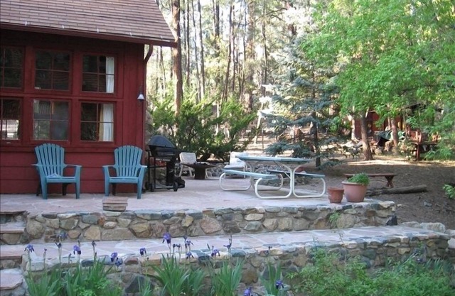 RUSTIC & CHARMING CABIN ON GROOM CREEK. NO EXTRA CLEANING FEES !