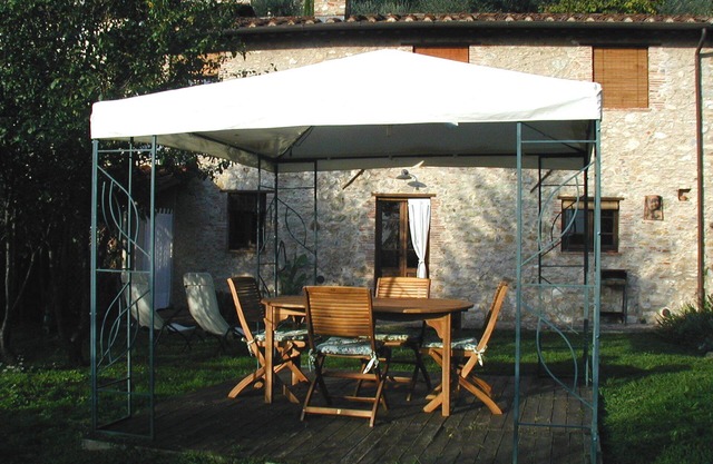 RUSTIC CHIARA, inserted in the green hills of Camaiore