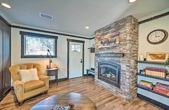 Rustic-Chic Apartment w/Gas Grill: 20 Mi to MSU!