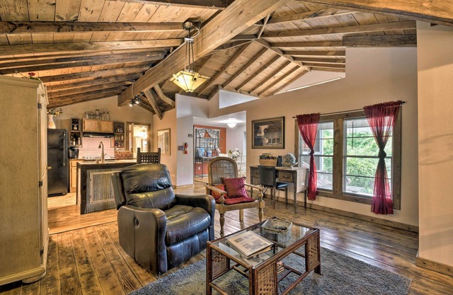 Rustic Chic Home: 1 Mi to Dtwn Hot Springs!