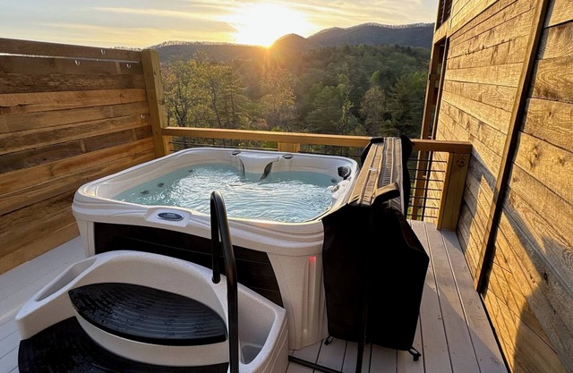 Rustic Ellijay Cabin Private Hot Tub Scenic Mountain View’s-close to Blue Ridge