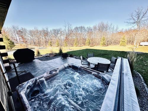 Rustic Hideaway sleeps 4 Hot tub