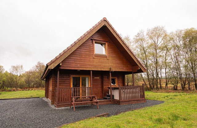 Rustic Lodge retreat with Hot Tub, Sleeps 6