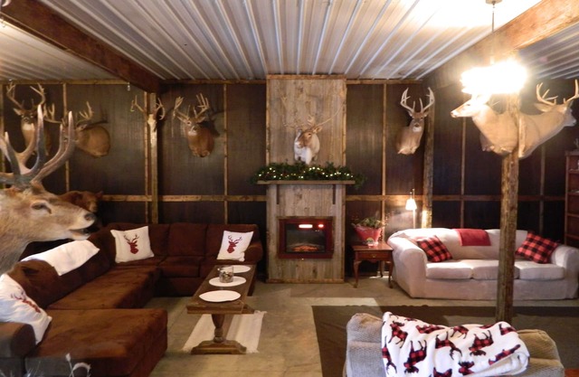 Rustic Lodge with private cabins/6 person hot tub and camp fire