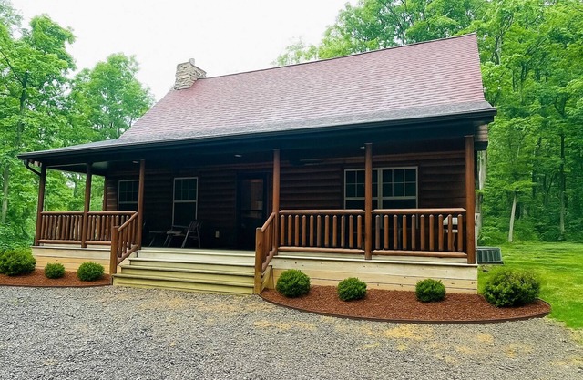 Rustic Log Home, 2 Bedroom with loft, Quiet and Secluded.