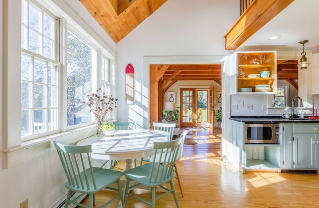 Rustic Luxe FarmHouse a Few Miles To Crane Beach: deck &jacuzzi overlooking pond