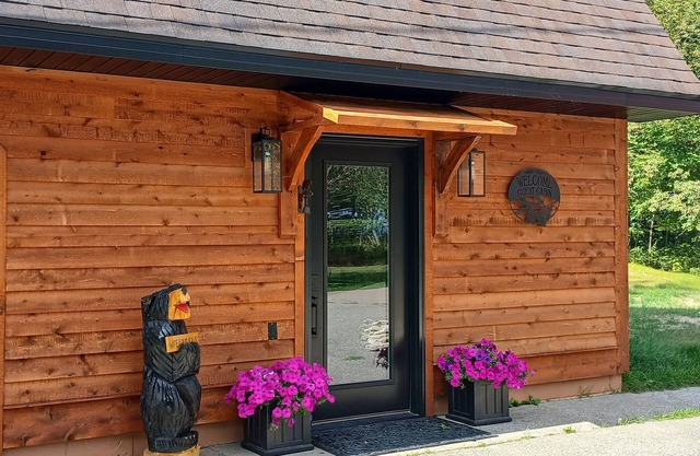 Rustic Moose Lakefront Guest Cabin on the Shore of Lake Superior