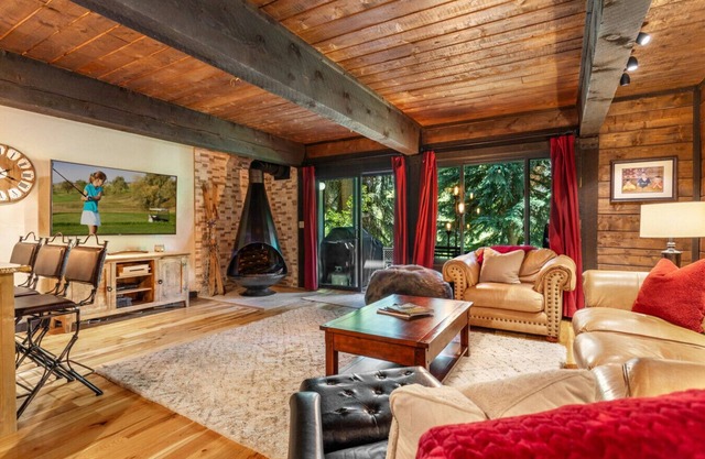 Rustic Mountain Condo - Large Outdoor Area On Gore Creek!