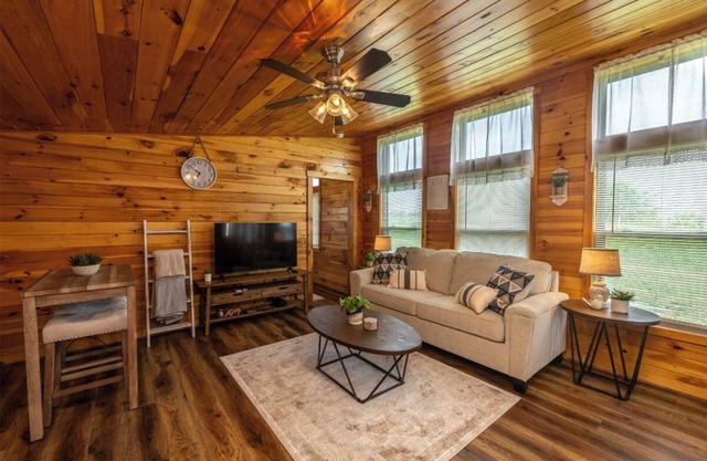Rustic Mt. Sterling Cabin 2 Near Downtown Pets OK