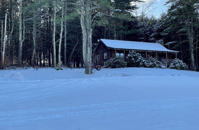 Rustic Retreat Cozy and Pet friendly Log Cabin in the Woods.