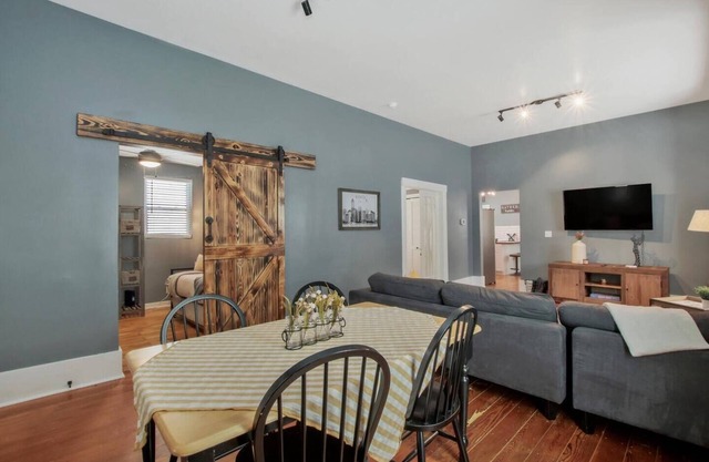 Rustic Retreat - Cute and Cozy! King! Centrally located
