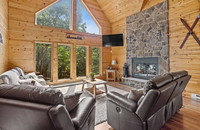 Rustic Retreat - Fire-pit, Hot-Tub and more!