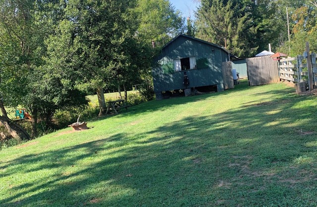 Rustic River Front cabin 5 minutes away from I77 & 10 minutes from town.