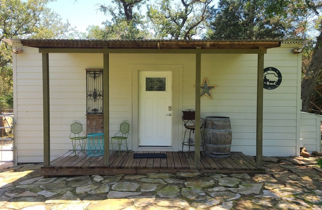 Rustic studio country cabin w/shared pool, firepit, & outdoor kitchen
