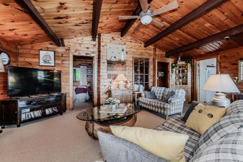 Rustic Waterfront Cottage W Hot Tub