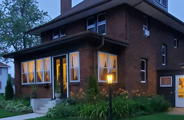 Rydell House - Spacious, elegant Craftsman style you will call home