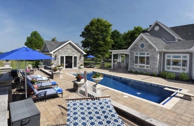 S&K Getaway with heated pool & sauna 9 miles to WEC