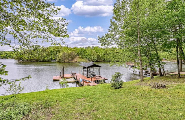 S'thern Rock - Lakefront home with views, dock, screened porch, kayak & canoe