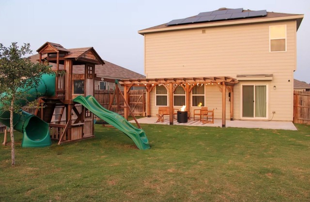 SA 4 bd King Suite w Playground and Fire pit