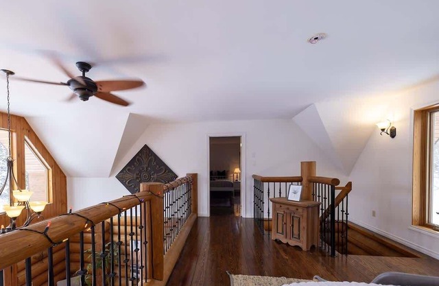 Sainte-Lucie Luxury, Chalet with Hot Tub, River & Sauna!